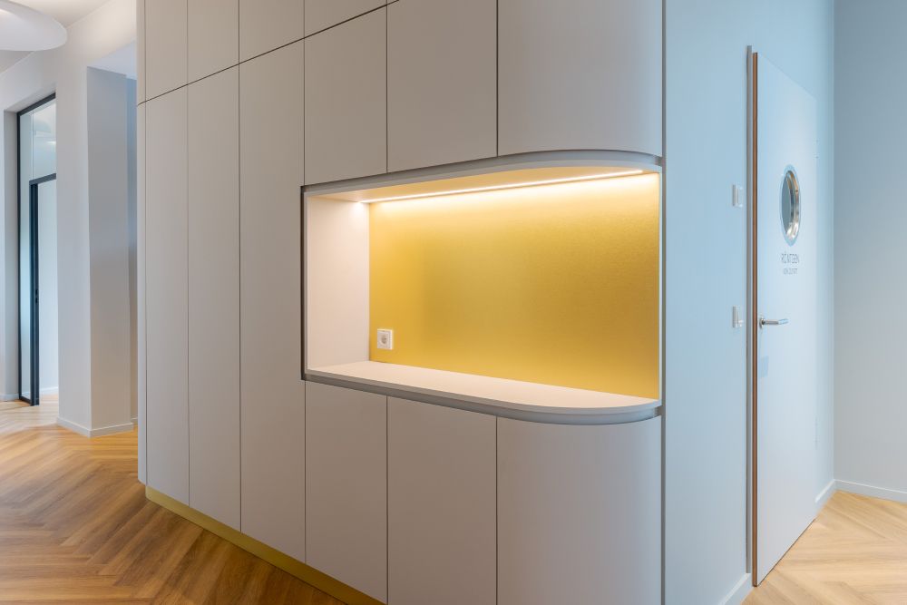 Arztpraxis Hochschrank